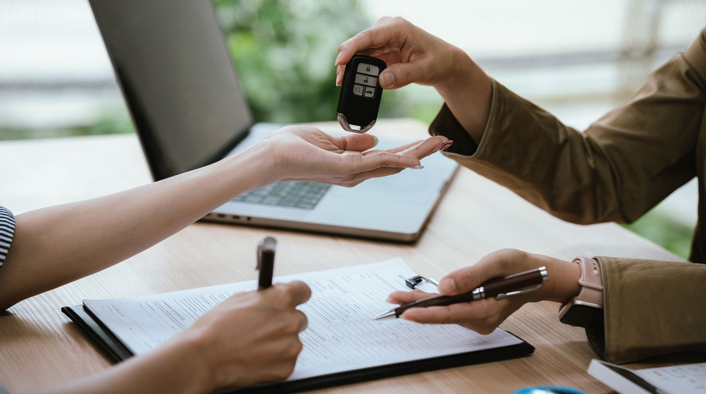 Cliente recevant les clés d'un Peugeot 3008 neuf dans une concession automobile française, conseiller avec tablette numérique, véhicule bleu métallisé en arrière-plan